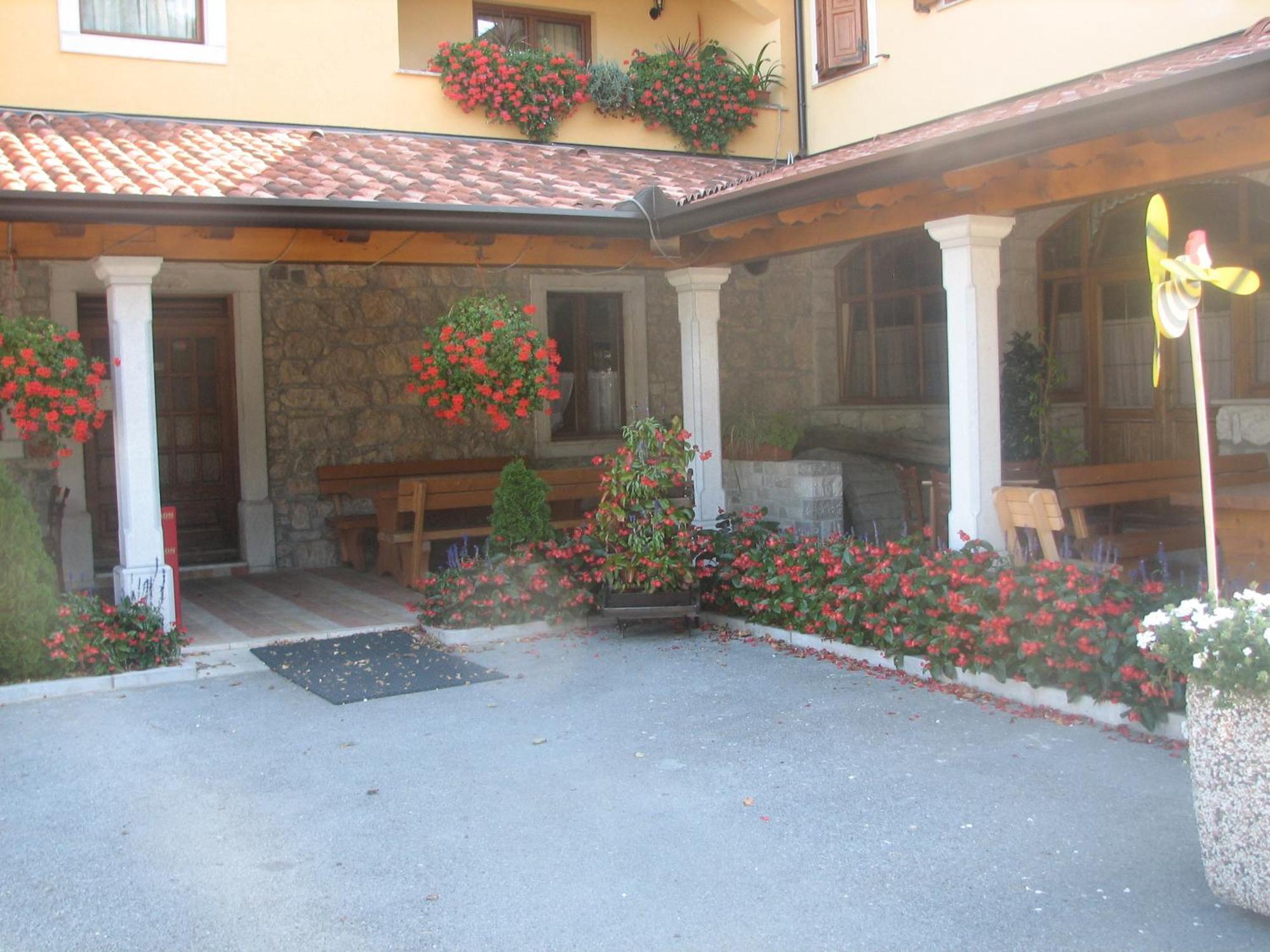 Guest House Pod Slavnikom Podgorje  Exterior foto